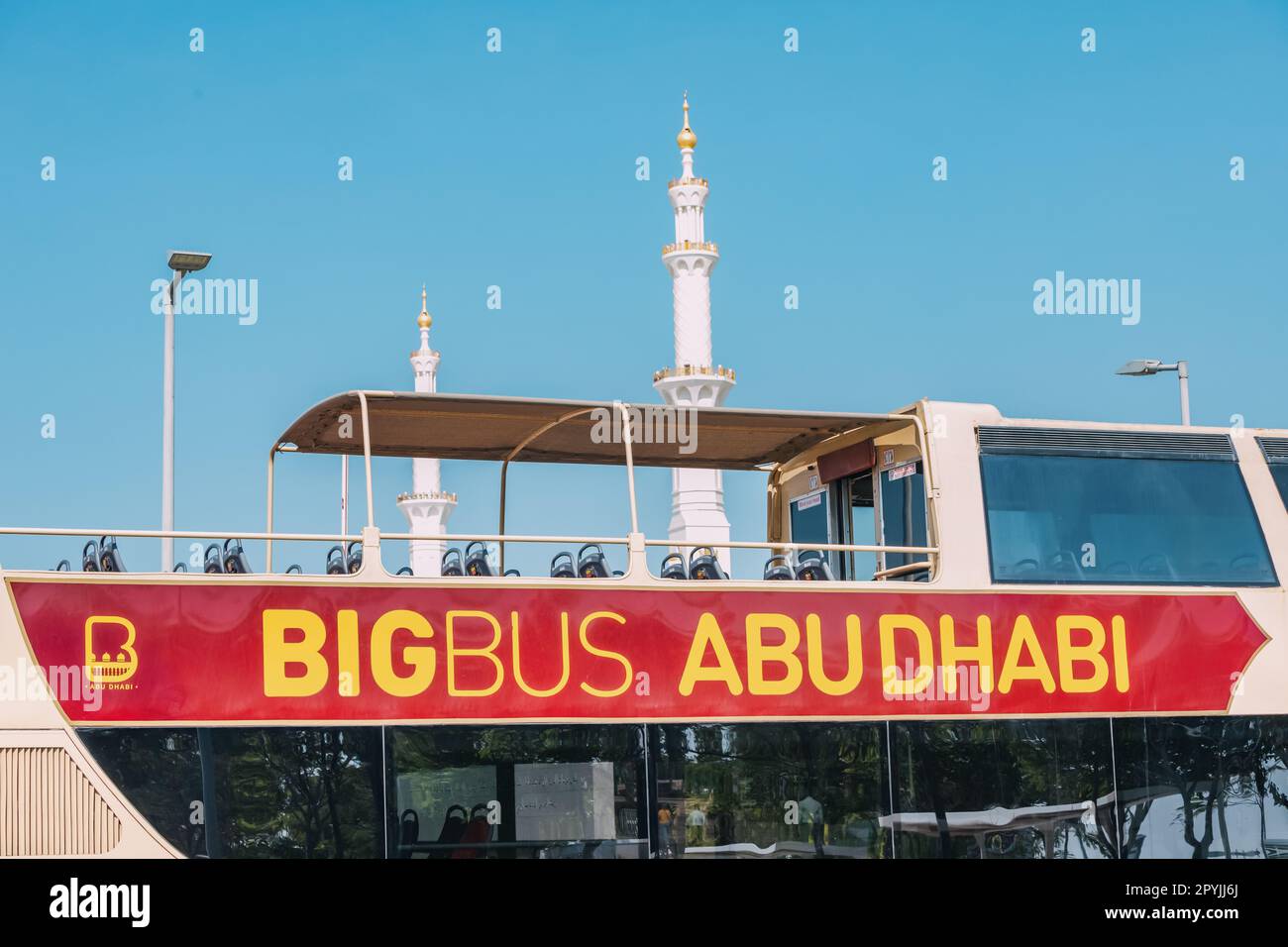 15 gennaio 2023, Abu Dhabi, Emirati Arabi Uniti: Bigbus - popolare trasporto turistico turistico e la Grande Moschea Sheikh Zayed sullo sfondo Foto Stock