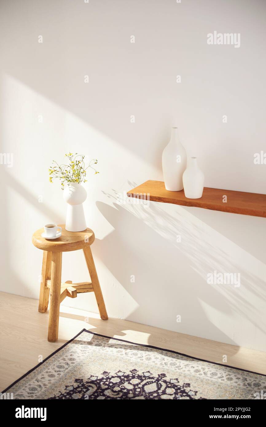 Vasi ed oggetti sul tavolo in una stanza calda con luce solare entrante Foto Stock