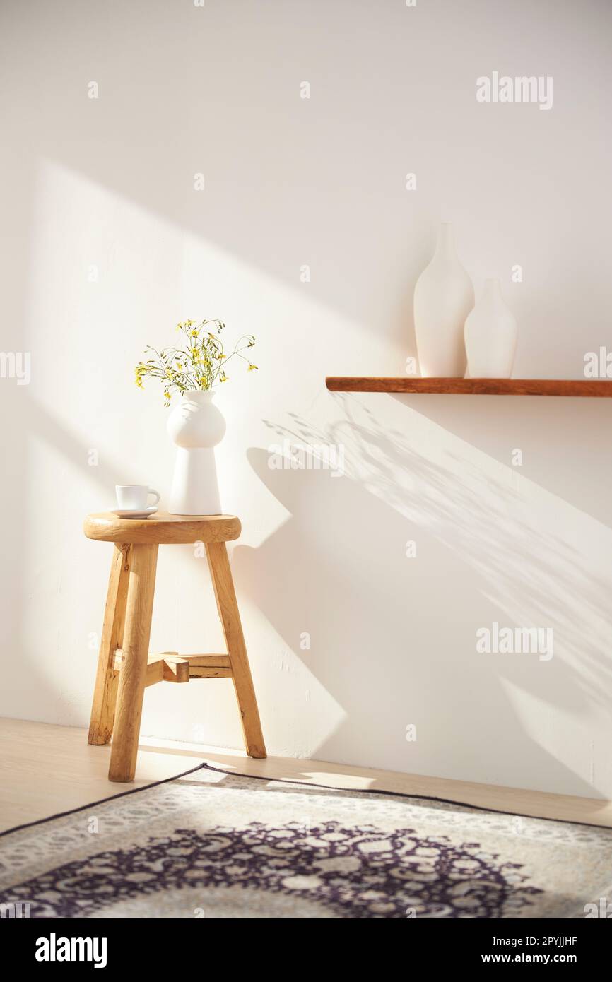 Vasi ed oggetti sul tavolo in una stanza calda con luce solare entrante Foto Stock