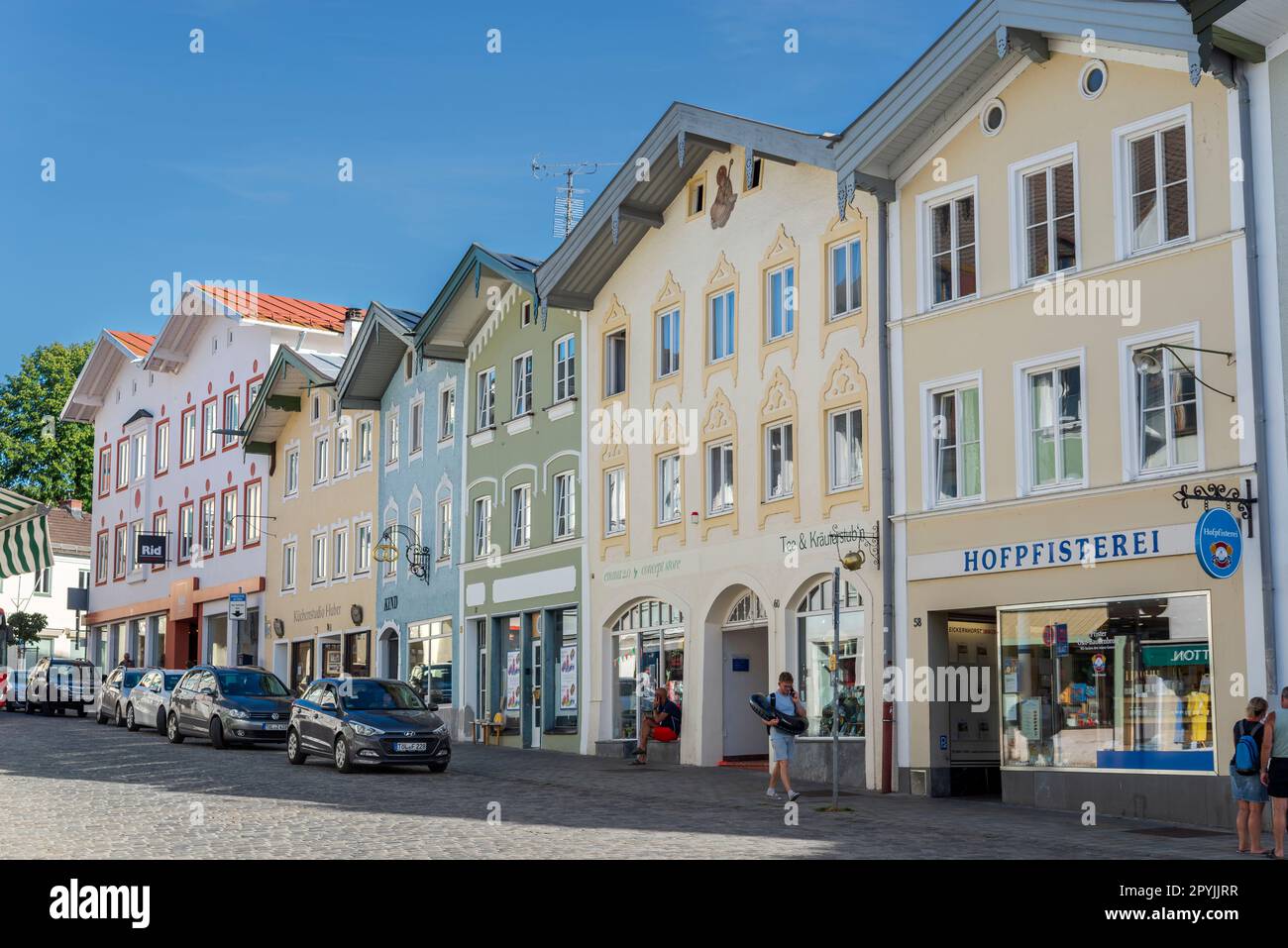 BAD Tölz, GERMANIA - 2 AGOSTO 2022: Via dello shopping nel centro storico di Bad Tölz, Baviera, Germania Foto Stock