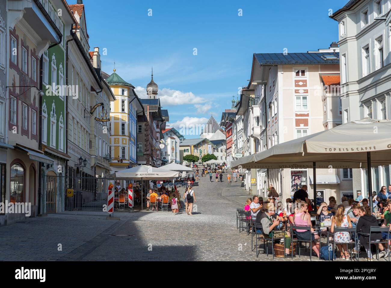 BAD Tölz, GERMANIA - 2 AGOSTO 2022: Via dello shopping nel centro storico di Bad Tölz, Baviera, Germania Foto Stock