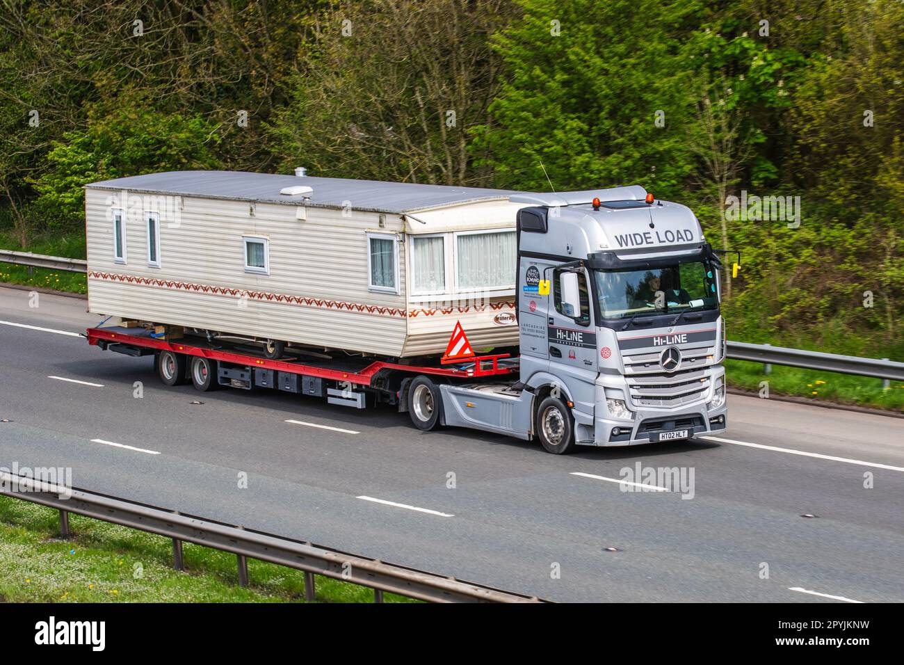 Willerby caravan statico su Hi-LineTransport Ltd, camion di consegna Bowland Hi-Line; viaggiando sull'autostrada M61 UK Foto Stock