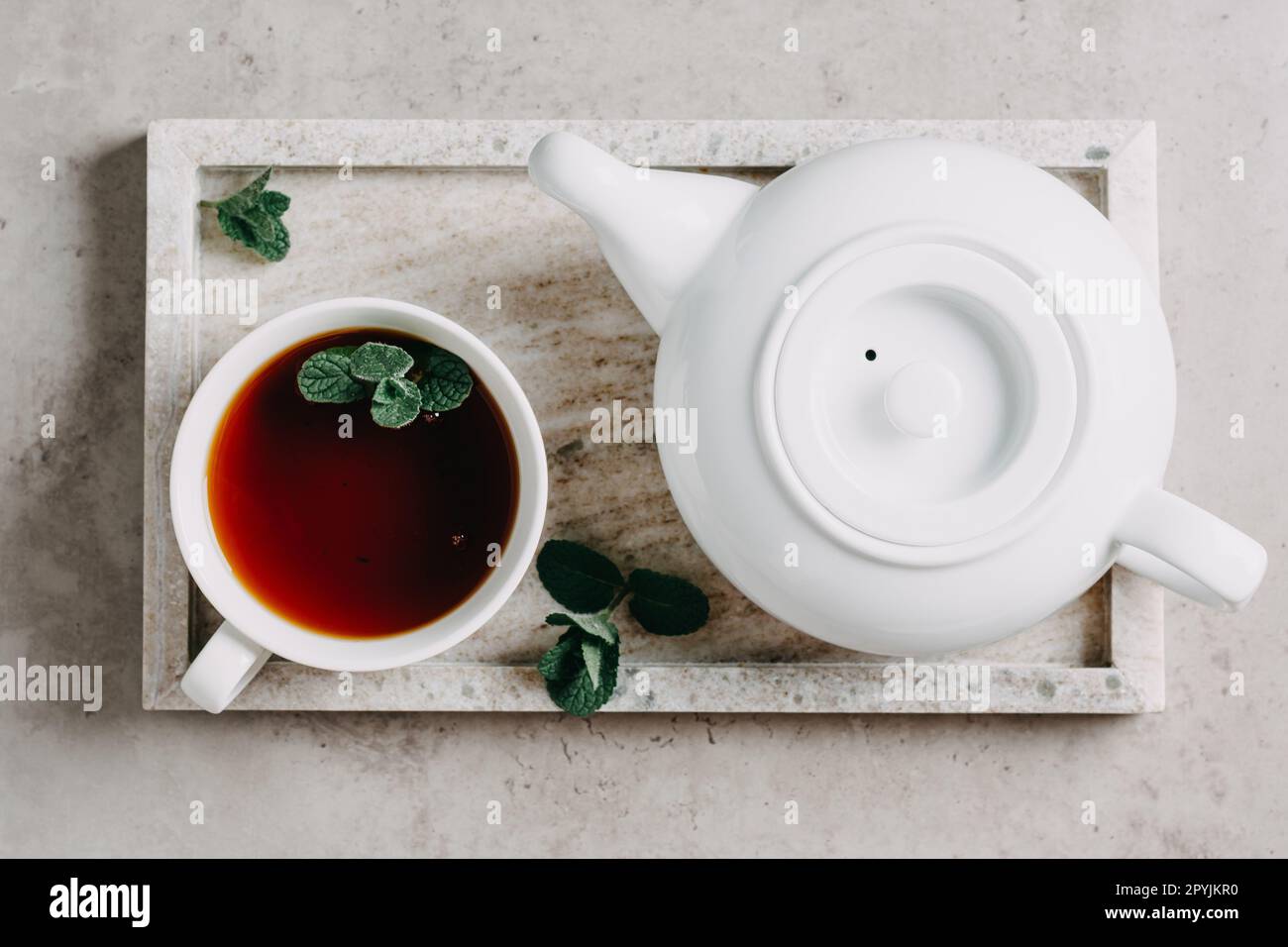 Tazza di tè con menta fresca, vista dall'alto. Foto Stock