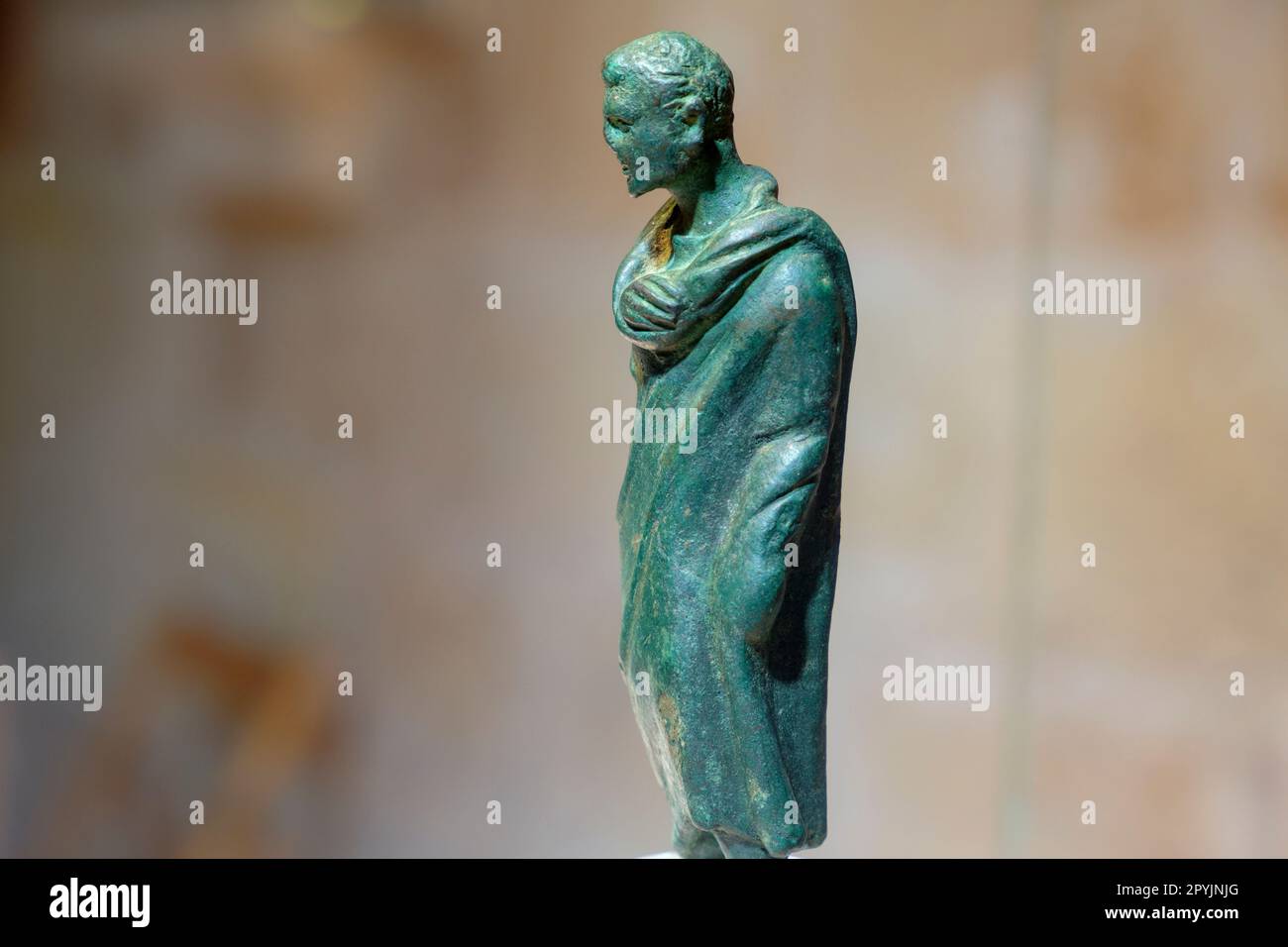 Hombre con toga, estatuilla de Bronce, periodo romano republicano, años 127 - 27 a.C. , Museu Municipal de Ciutadella, Bastió de sa Font, Ciutadella, Foto Stock
