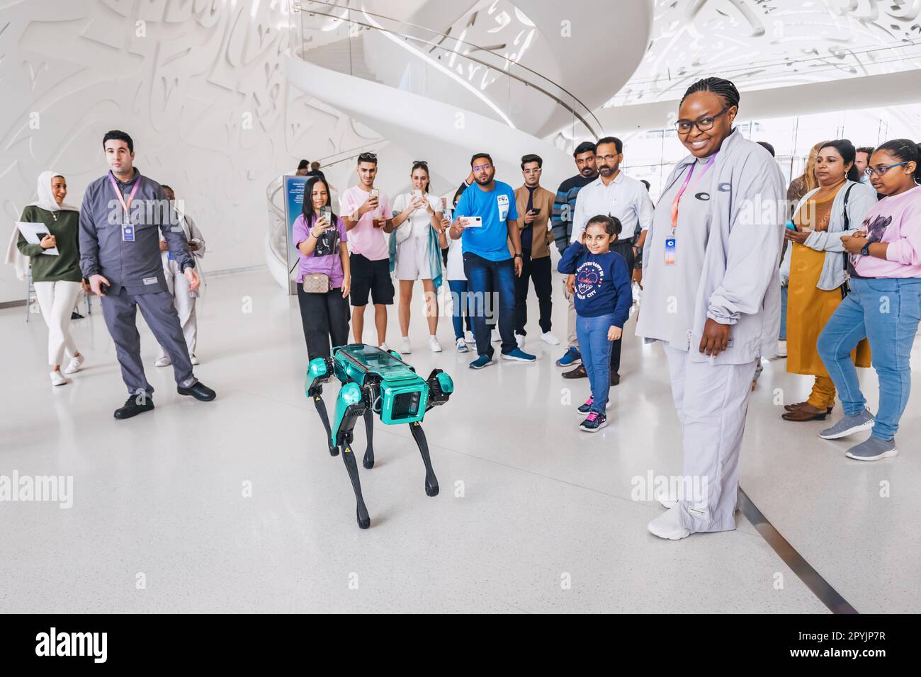 17 gennaio 2023, Dubai, Emirati Arabi Uniti: Visitatori con bambini che guardano il cane robotico alla mostra scientifica nel Future Museum Foto Stock