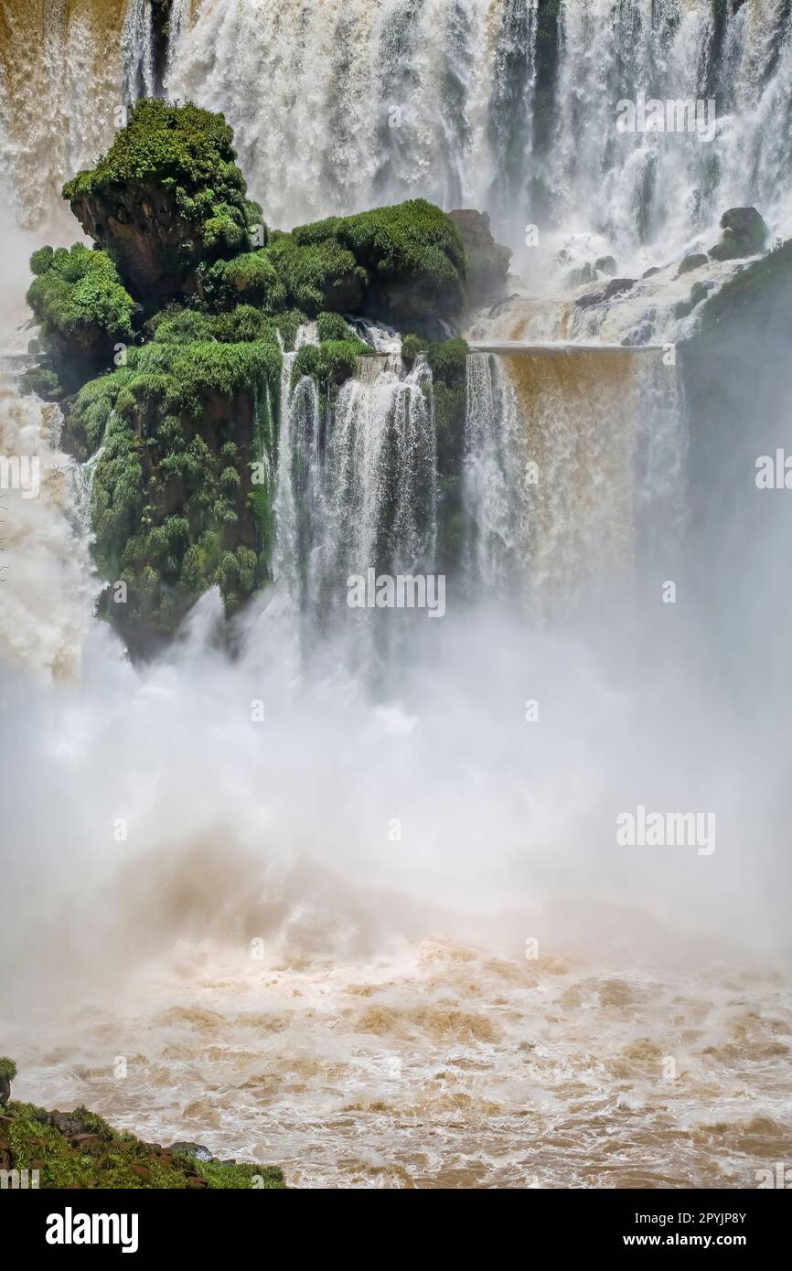 Vista ravvicinata delle potenti cascate che si tuffano con un sacco di spruzzi nel fiume, le cascate di Iguazu, Argentina Foto Stock