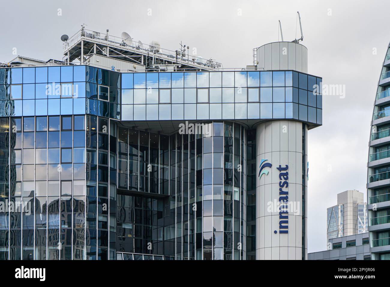 Londra, Regno Unito - 02 febbraio 2019: Inmarsat, sede centrale mondiale, edificio in vetro e acciaio al 99 di City Road. E 'British telefoni satellitari comp Foto Stock