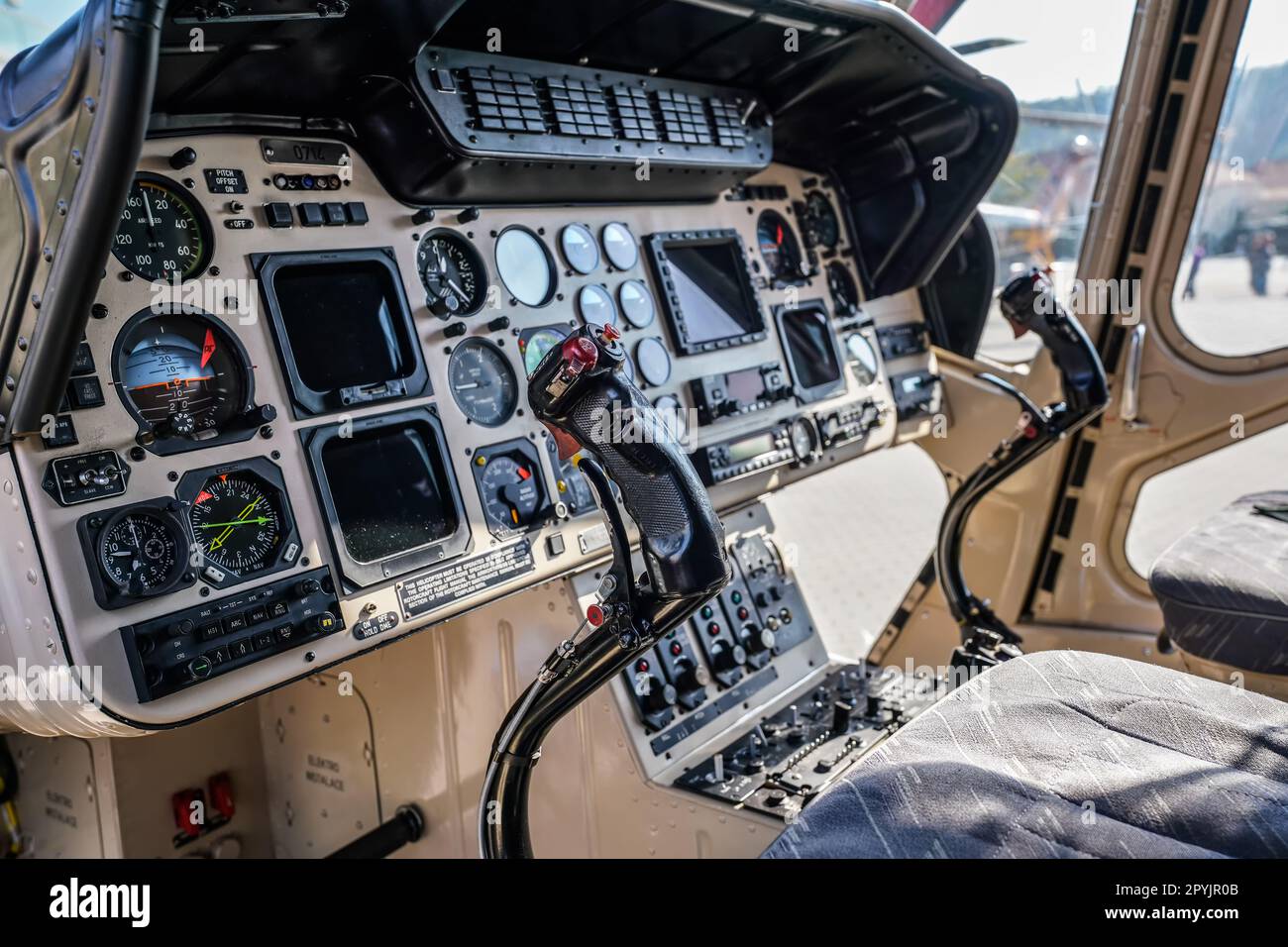 Brno, Czechia - 08 ottobre 2021: Abitacolo dell'elicottero con bastone ciclico, controllo di volo e quadri strumenti. Dimostrazione per il pubblico su Foto Stock