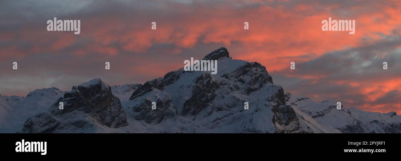 Nuvole luminose sulle montagne innevate della Svizzera. Foto Stock