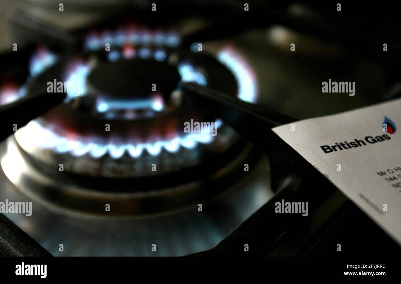 Foto del file datata 08/02/07 di un piano di cottura a gas con una fattura di British gas. British gas ha erroneamente costretto due clienti a salire sui contatori di pagamento anticipato lo scorso anno, secondo una revisione della società che ha anche accertato che uno dei suoi contraenti si era comportato male in altri due casi. Data di emissione: Giovedì 4 maggio 2023. Foto Stock