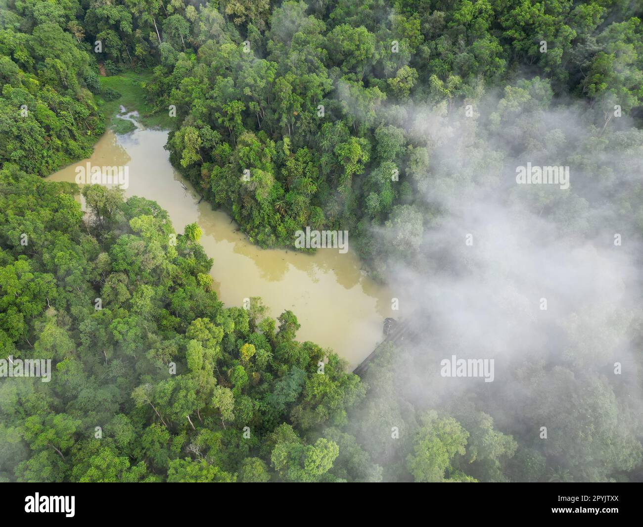 Vista aerea dall'alto verso il basso della nuvola mattutina presso la vecchia diga Foto Stock