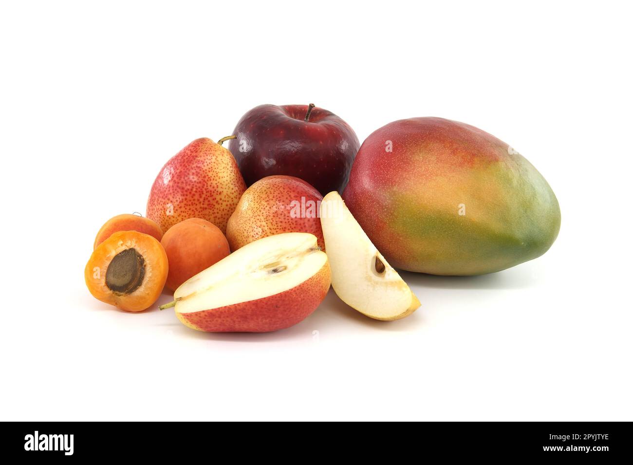 Mango, pere, albicocca e mela isolati su bianco Foto Stock