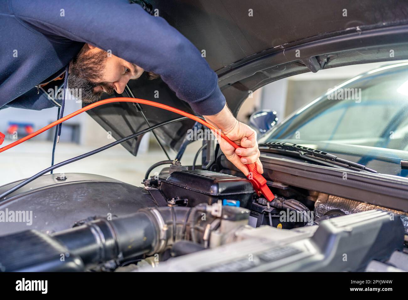 caricare la batteria dell'auto utilizzando cavi elettrici Foto Stock