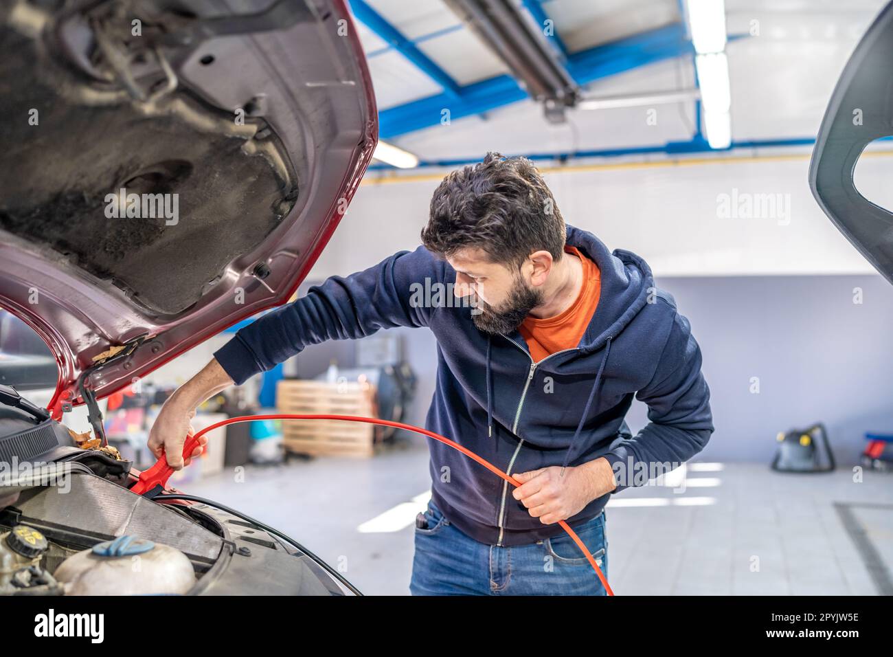 avviamento del motore dell'auto con il cavo di avviamento Foto Stock