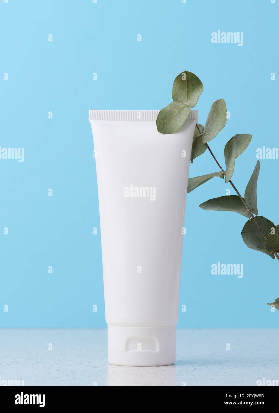 Vasca di plastica bianca su uno stand in marmo, contenitore cosmetico, pubblicità e branding dei prodotti Foto Stock