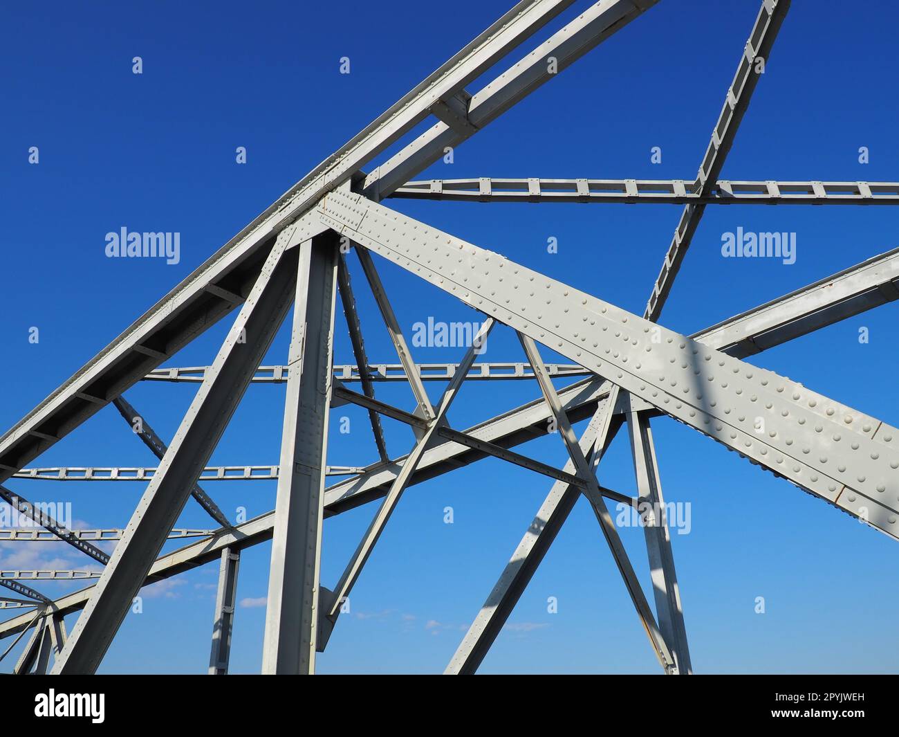 Il ponte sul fiume Sava. Parte della costruzione del ponte di ferro metallico. Fasci tecnologici moderni Foto Stock