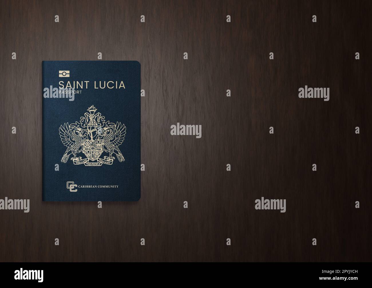 Nuovo passaporto Santa Lucia su sfondo ligneo Foto Stock