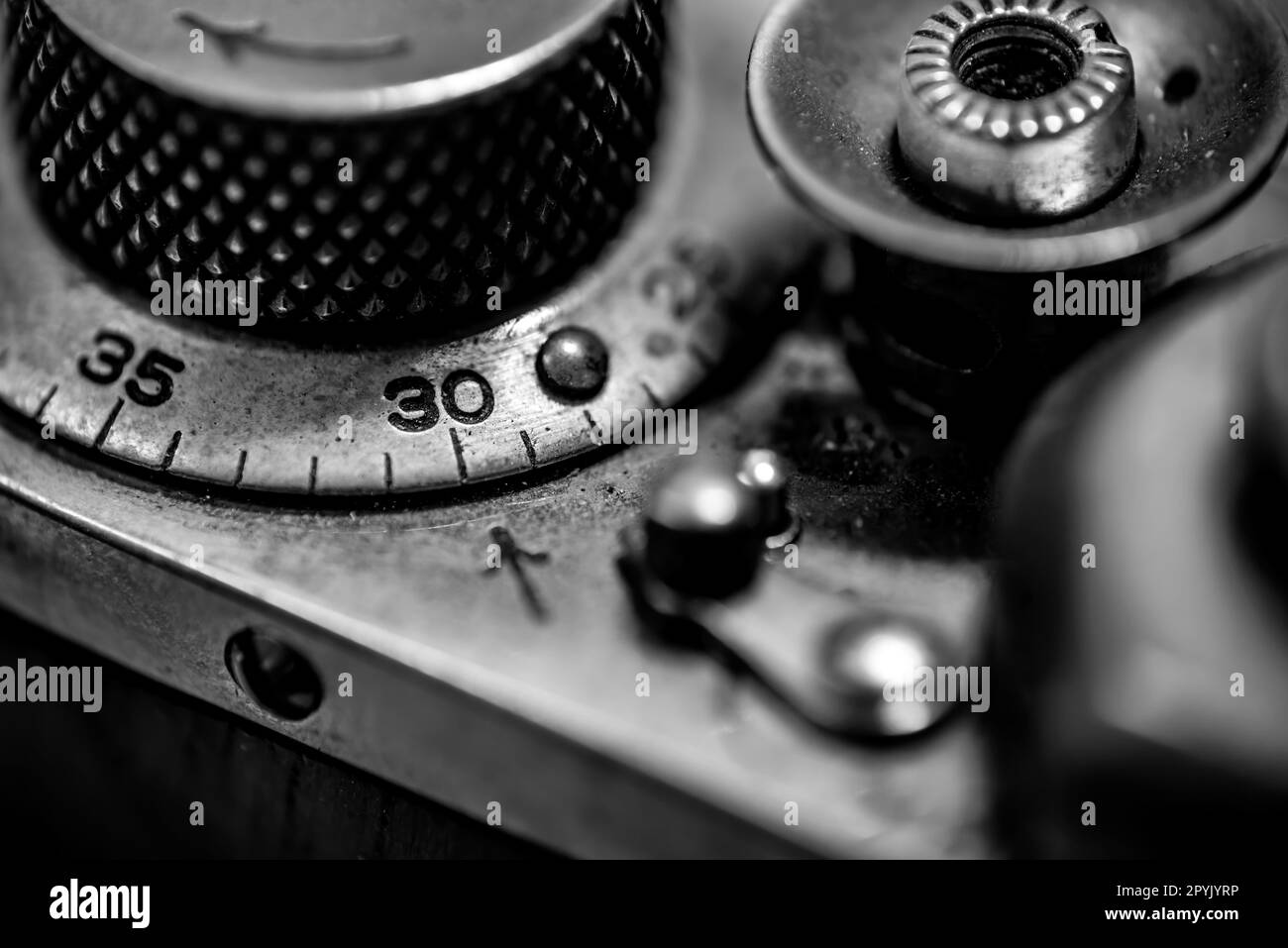 Contatore, pulsante dell'otturatore e leva di riavvolgimento della fotocamera vintage con telemetro Foto Stock