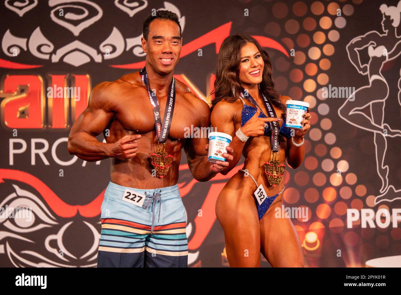 Ponpaisan Ruangsangpen, 1st° posto, in classe fisiologica maschile e Jill Meret Schmitz, 1st° posto, in classe Pro Bikini si pone sul palco durante la 2022 IFBB Foto Stock