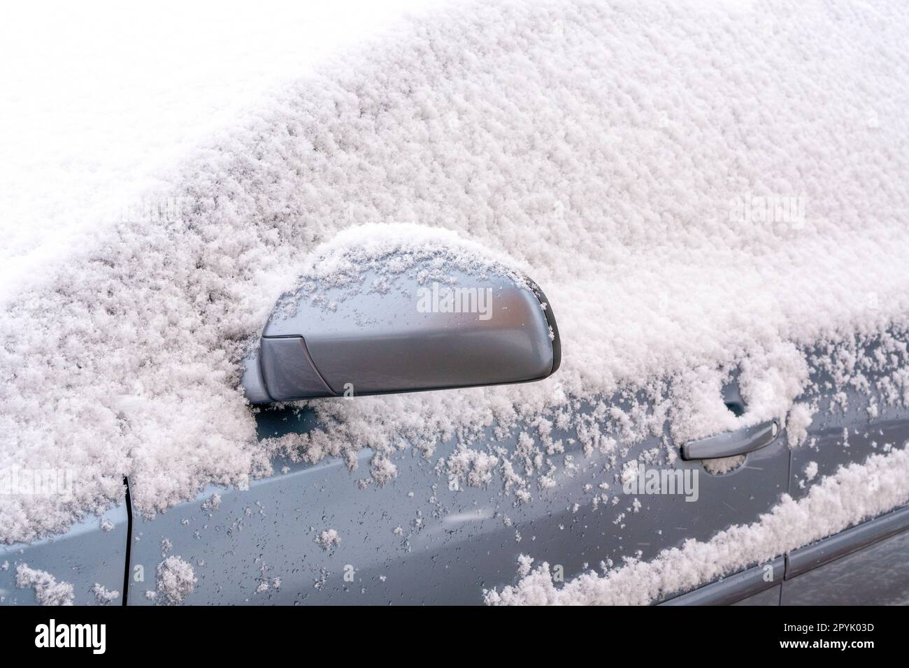 Parte dell'auto coperta dalla neve Foto Stock