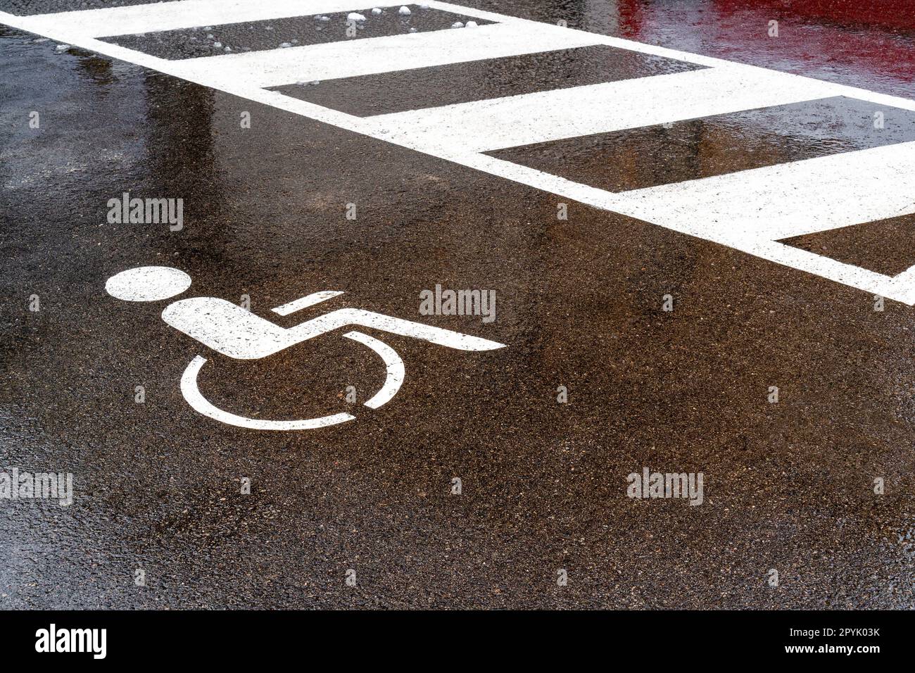 Posto auto per disabili gratuito in città Foto Stock