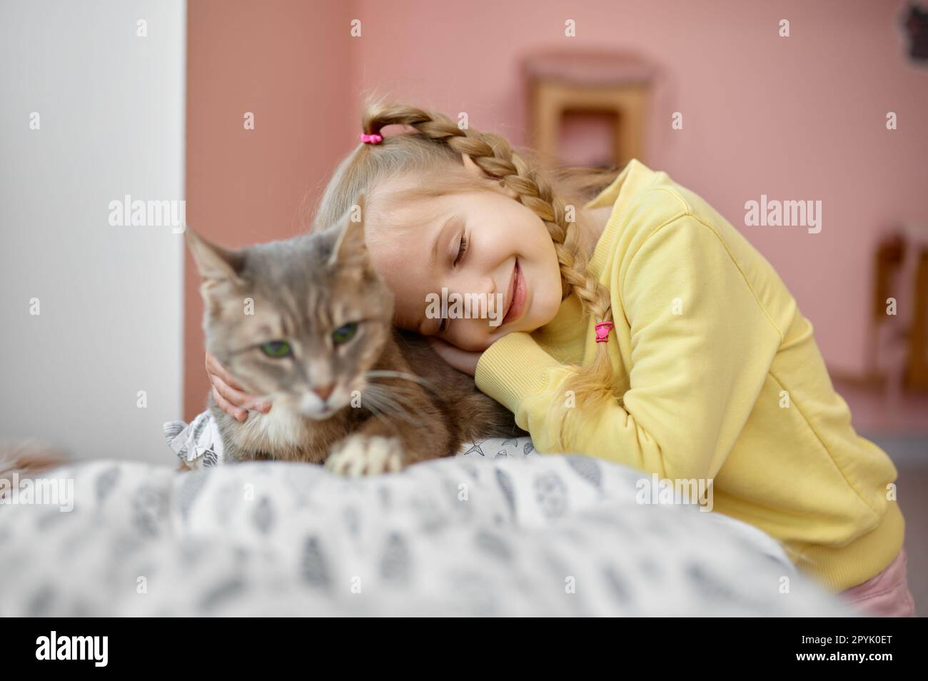 Felice ragazza sorridente accarezzare gatto soffice avere tempo di divertimento in rifugio animale Foto Stock