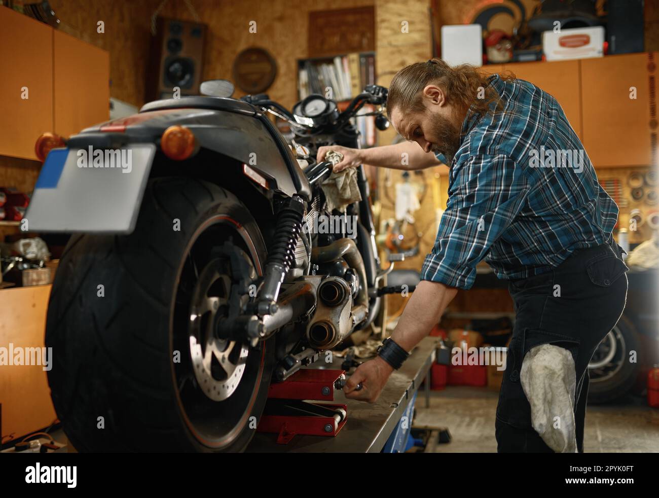 Meccanico moto che lavora con cacciavite riparando moto in garage Foto  stock - Alamy