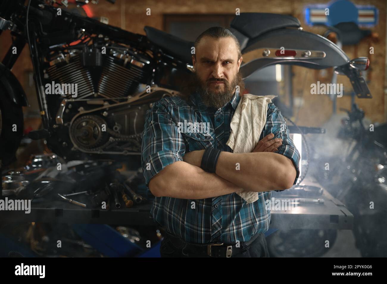 Ritratto dell'uomo biker maturo sopra il suo cavallo di metallo moto Foto Stock