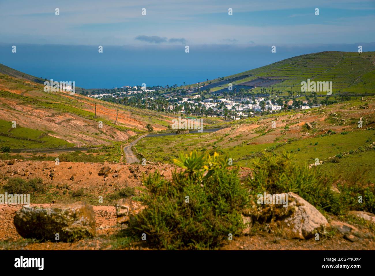 Ammira il villaggio di Haria su Lanzarote e la valle delle mille palme Foto Stock