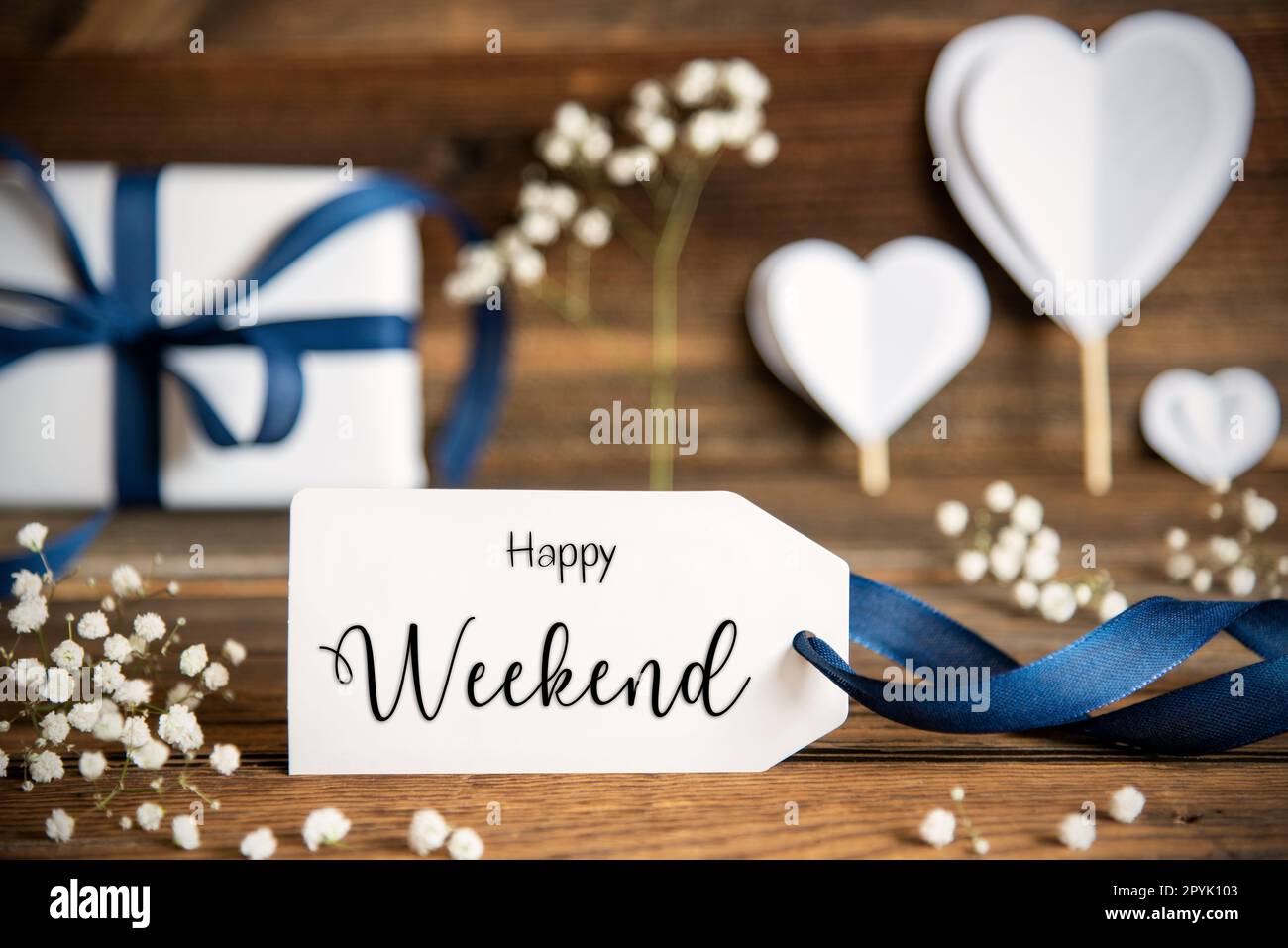 Etichetta con cuore bianco decorazione, fiore, regalo, testo Happy Weekend Foto Stock
