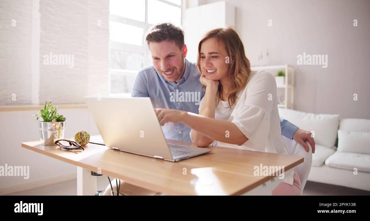 Coppia che fa acquisti su un notebook Foto Stock