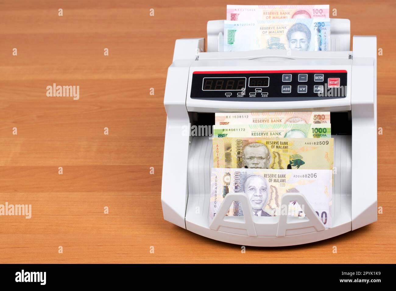Malawian Money - nuova serie di banconote nella macchina di conteggio Foto Stock