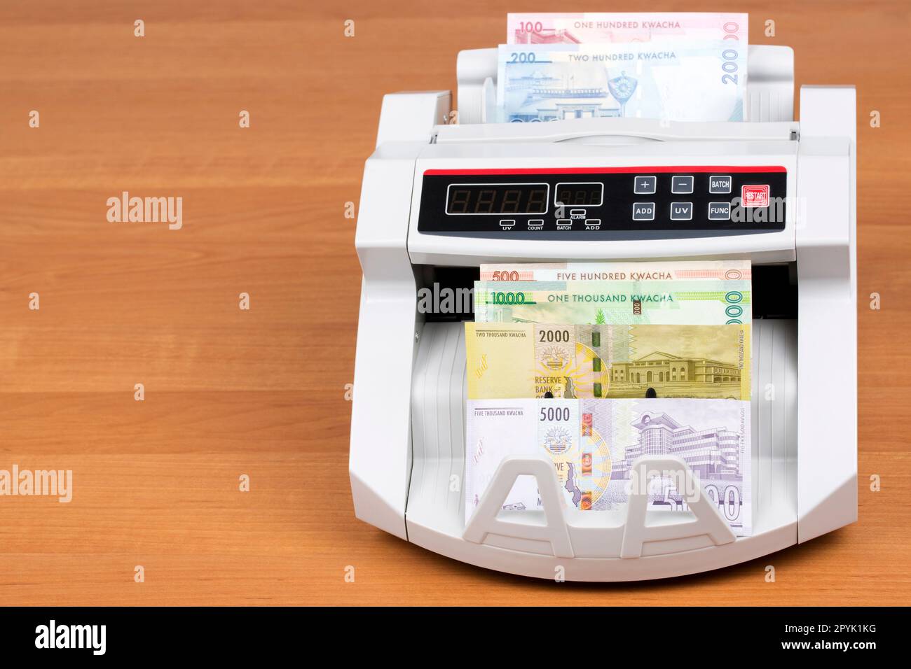 Malawian Money - nuova serie di banconote nella macchina di conteggio Foto Stock