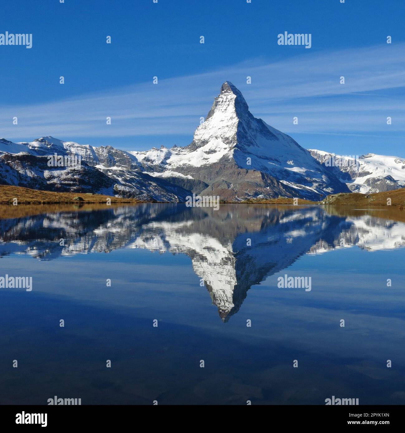 Snow capped Matterhorn mirroring in lago Stellisee Foto Stock