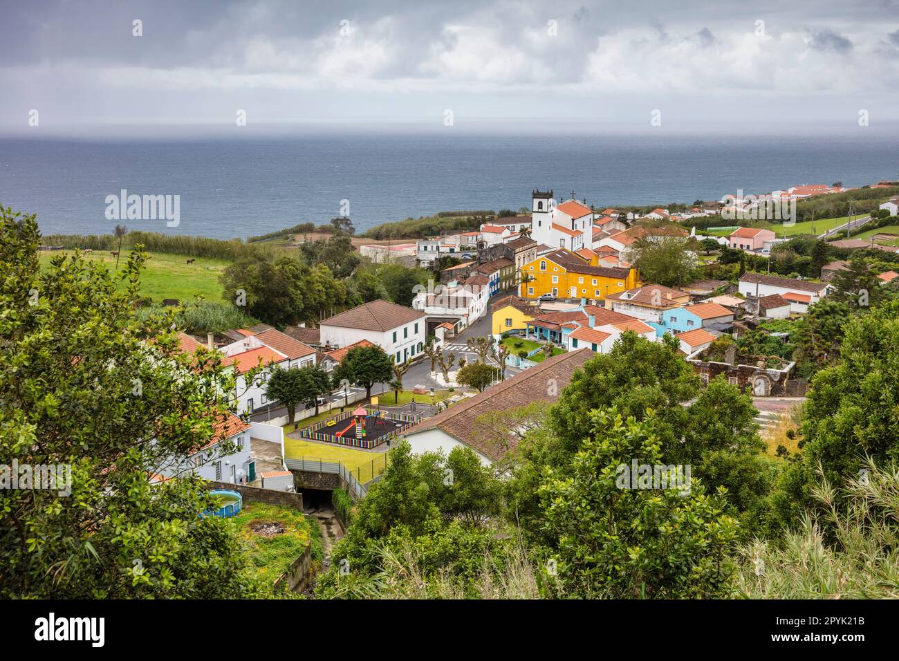 Portogallo, Azzorre, Isola di Sao Miguel, villaggio di Relva. Foto Stock