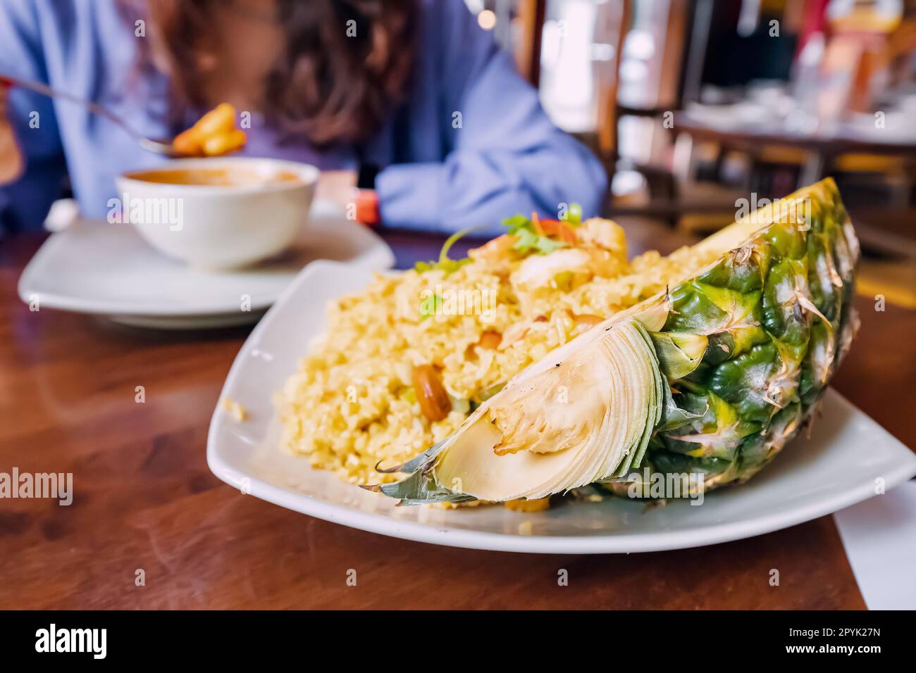 Questo piatto tailandese è una colorata esplosione di sapori che vi trasporterà direttamente in un paradiso tropicale. Il riso profumato è perfettamente cotto, mentre il th Foto Stock