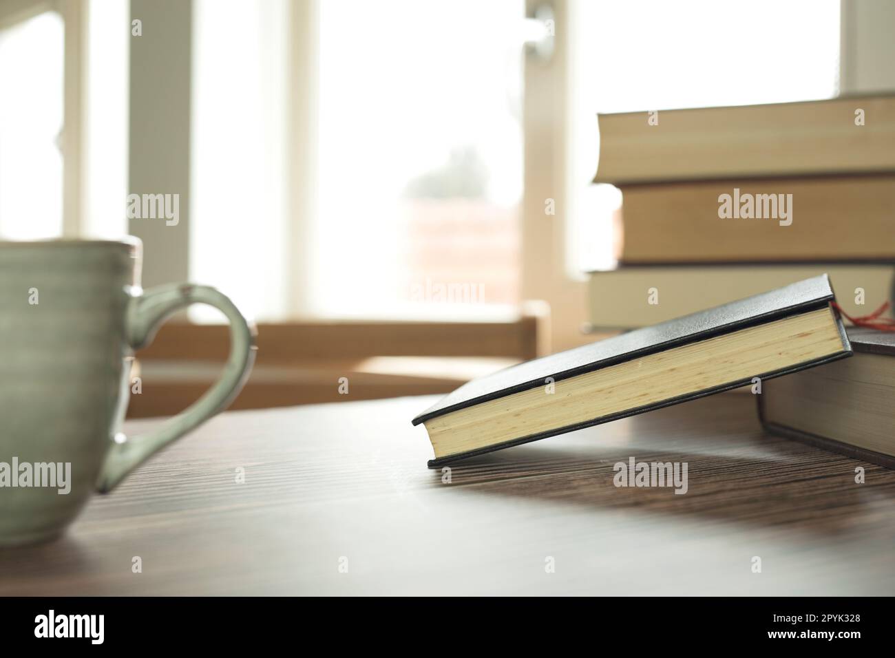 Concetto di apprendimento didattico con libro di apertura o libro di testo a casa in ufficio, pila di pile di testi di letteratura archivio accademico sulla scrivania di lettura e corridoio di scaffali nelle aule scolastiche interni di fondo della classe di studio Foto Stock