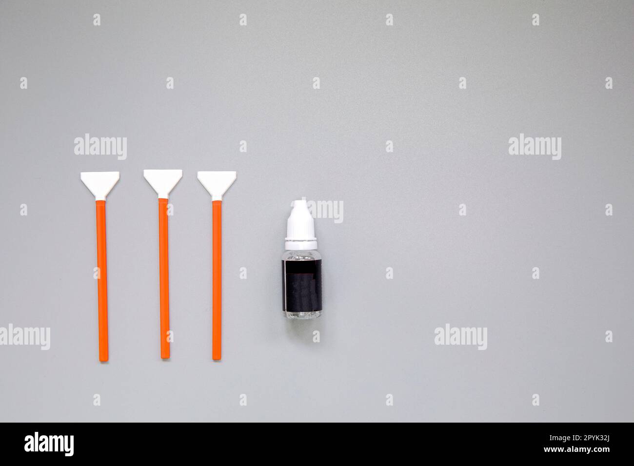 Kit pulizia sensori, disposizione kit pulizia fotocamere digitali, sensore pulizia con spazzola piccola e bomboletta ad aria. Copiare lo spazio per il testo al centro Foto Stock