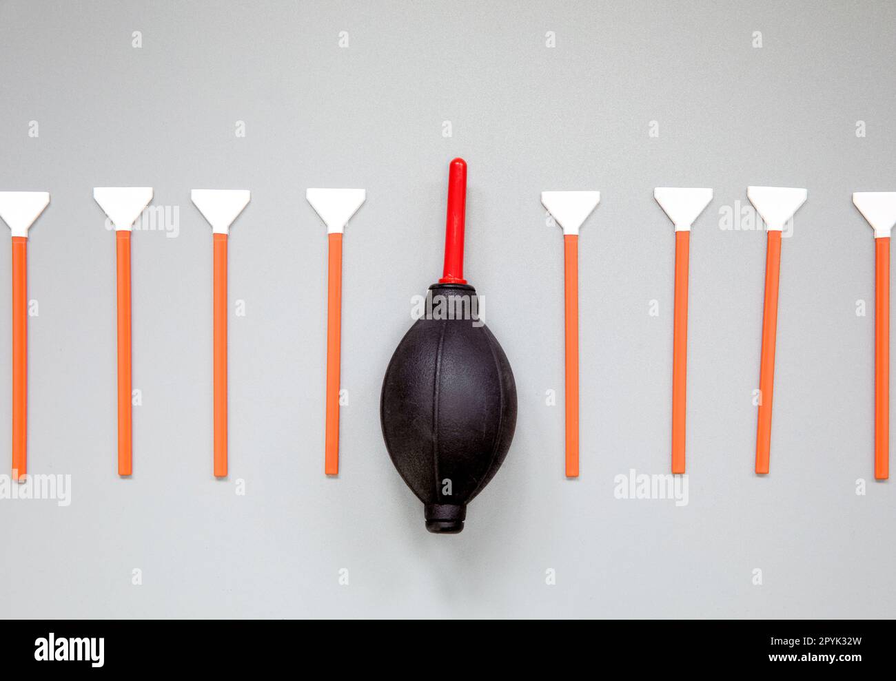 Kit pulizia sensori, disposizione kit pulizia fotocamere digitali, sensore pulizia con spazzola piccola e bomboletta ad aria. Copiare lo spazio per il testo al centro Foto Stock