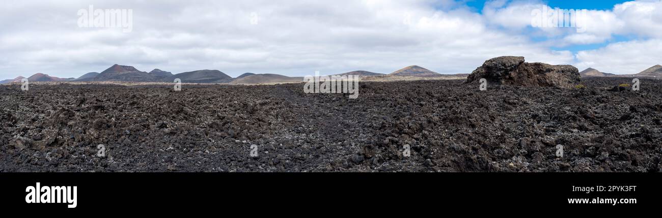 Vista sul mare di lava che circonda il vulcano El Cuervo durante l'escursione Los Cuervos a Lanzarote Foto Stock