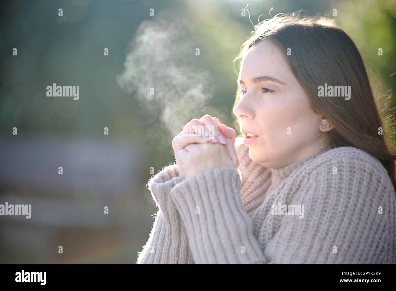 La donna che respira si fa freddo in inverno Foto Stock