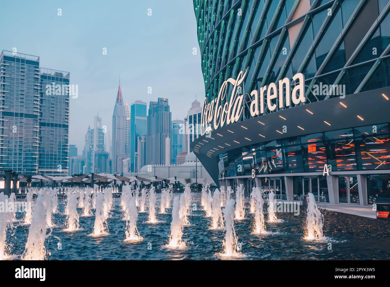 17 gennaio 2023, Dubai, Emirati Arabi Uniti: Stadio illuminato dell'arena Coca Cola nel quartiere City Walk di Dubai. Foto Stock