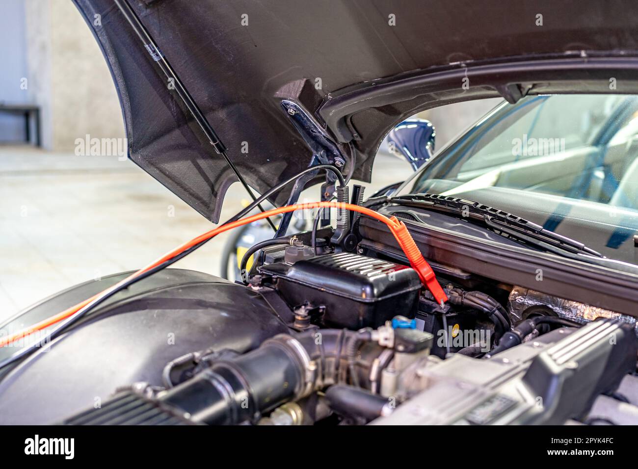 caricare la batteria dell'auto utilizzando cavi elettrici Foto Stock