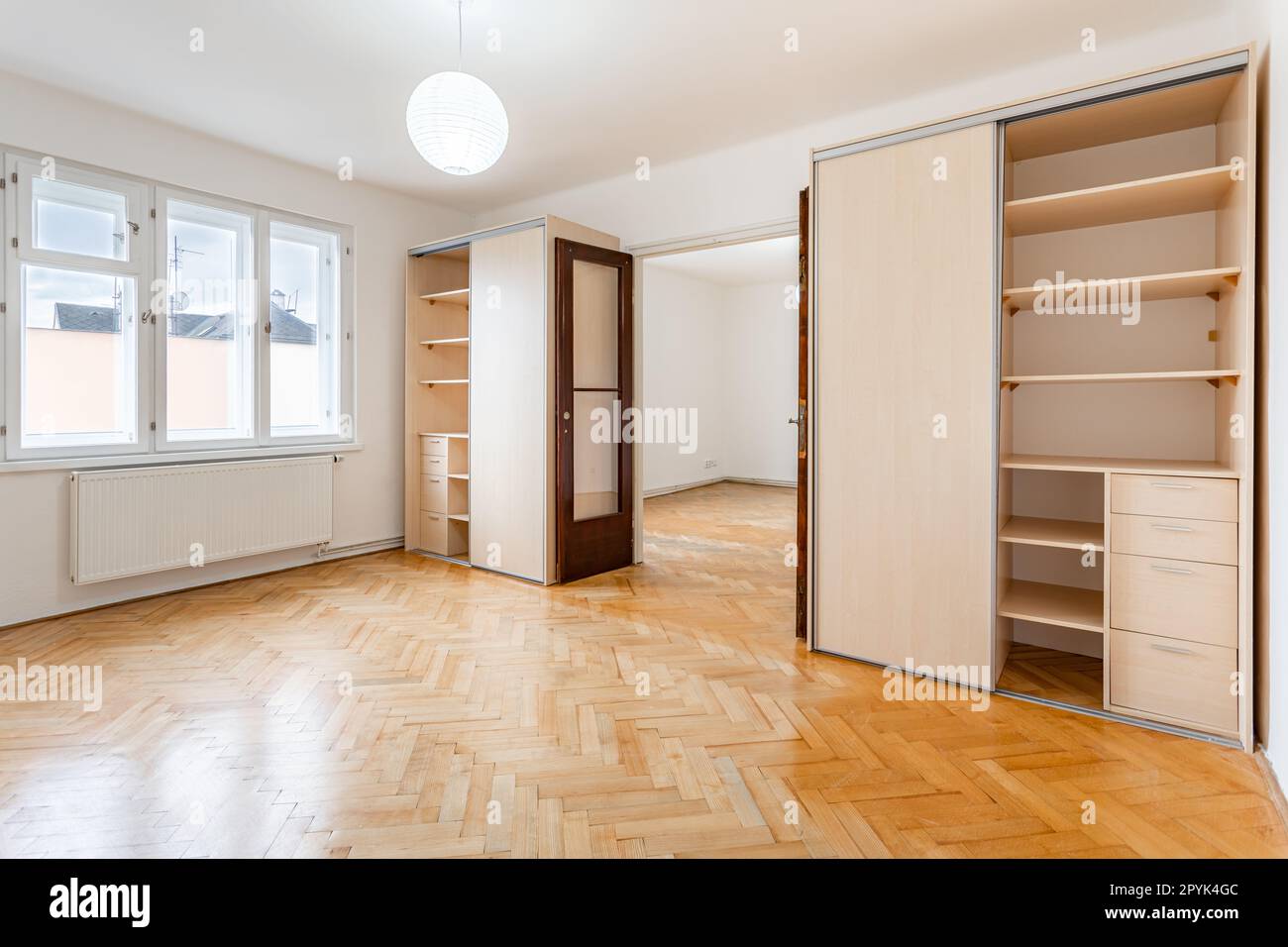 camera vuota in un appartamento con armadio e pavimento in parquet Foto Stock