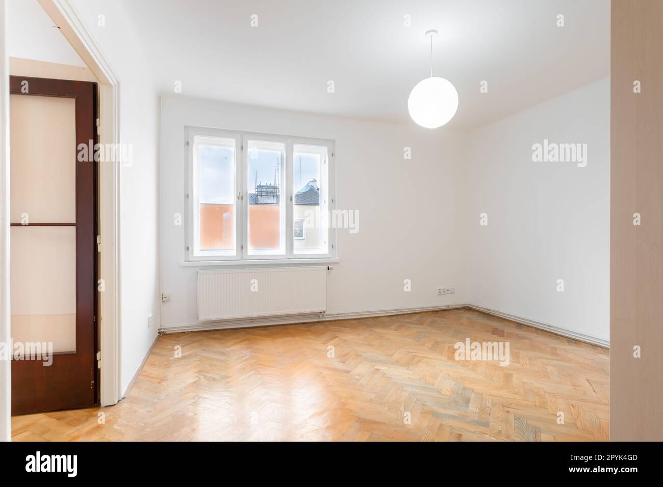 camera vuota in un appartamento con armadio e pavimento in parquet Foto Stock