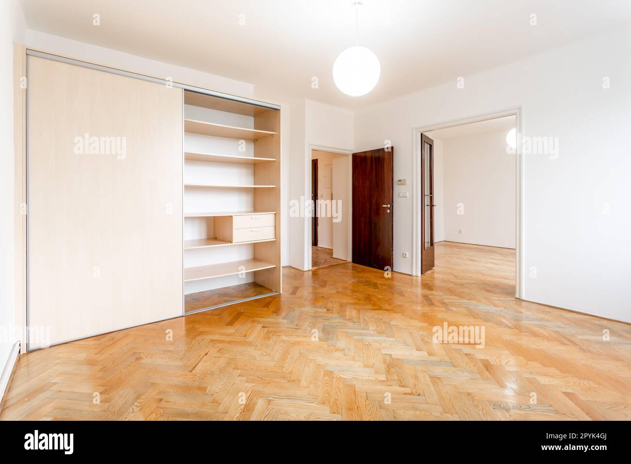 camera vuota in un appartamento con armadio e pavimento in parquet Foto Stock