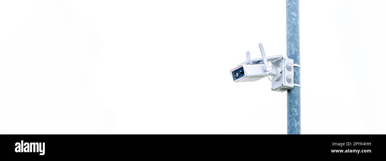 telecamera di sicurezza per esterni su un palo. banner con spazio di copia Foto Stock