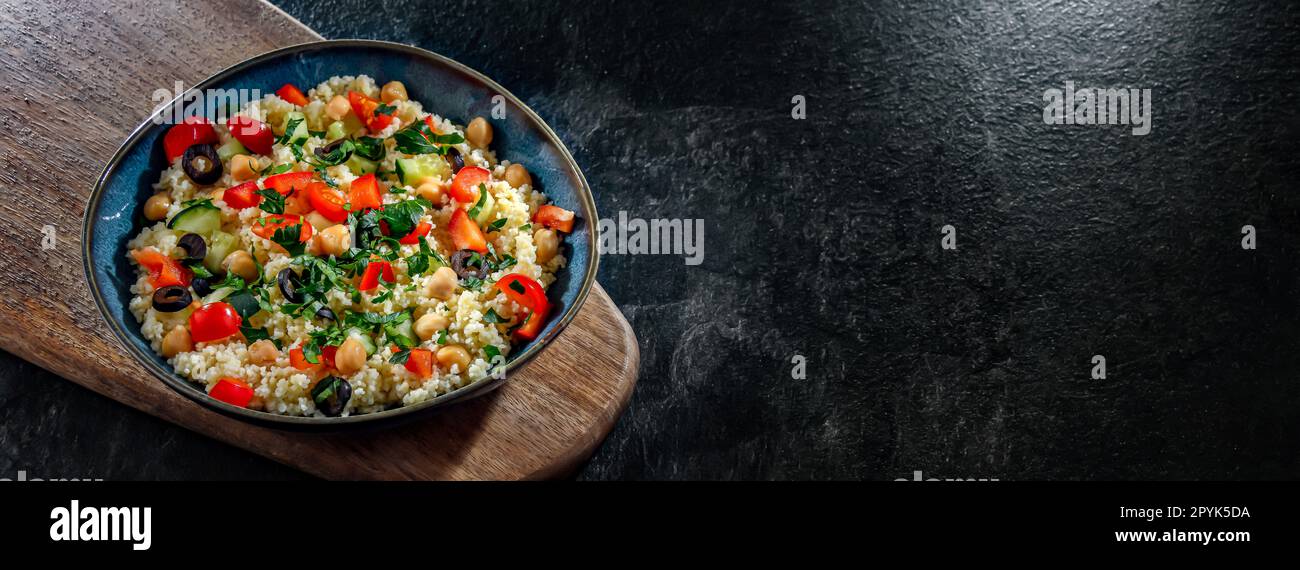 Un piatto di couscous servito con verdure e ceci Foto Stock