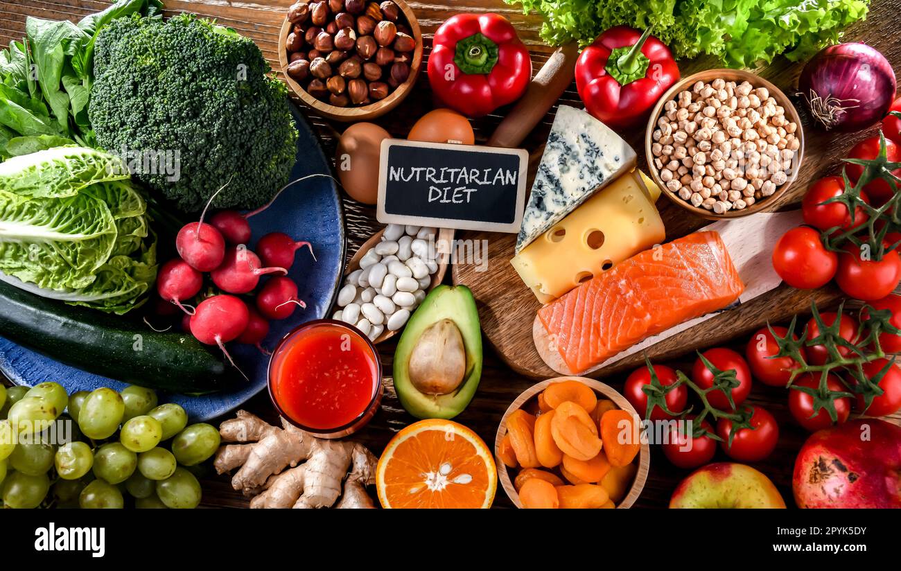 Prodotti alimentari che rappresentano la dieta nutrizionale Foto Stock