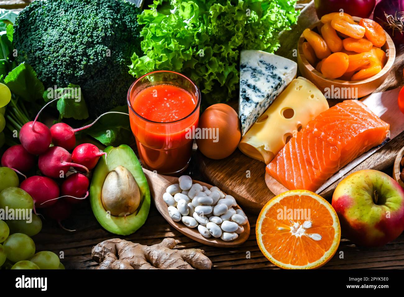 Prodotti alimentari che rappresentano la dieta nutrizionale Foto Stock